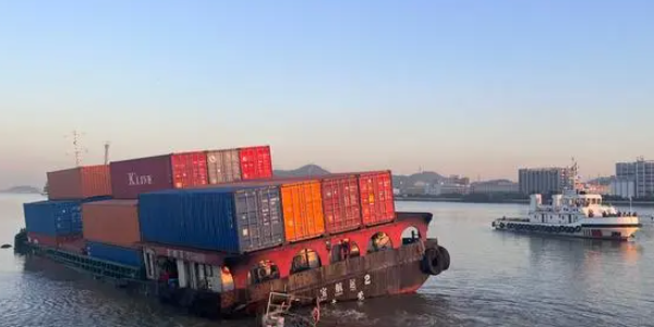 一艘集裝箱內(nèi)貿(mào)駁船進水險沉沒！